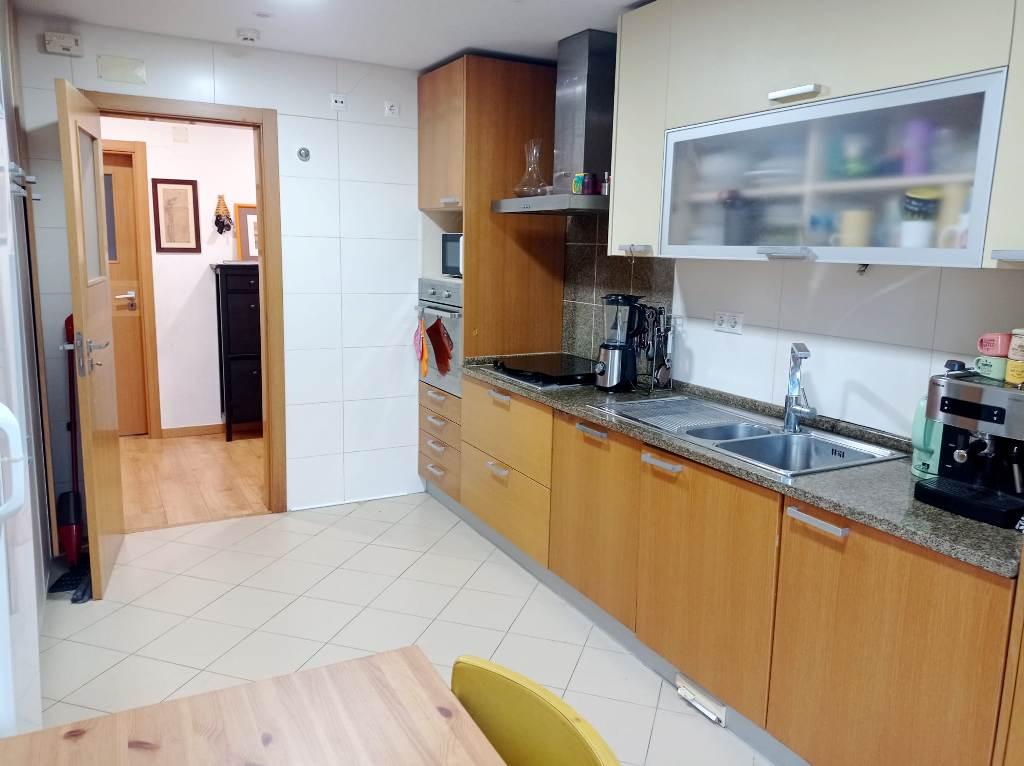 Apartamento T2, com varanda, garagem e arrecadação, nas Colinas do Cruzeiro - Odivelas