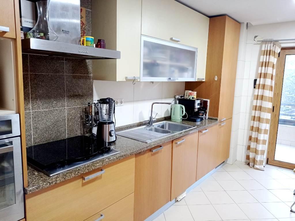 Apartamento T2, com varanda, garagem e arrecadação, nas Colinas do Cruzeiro - Odivelas