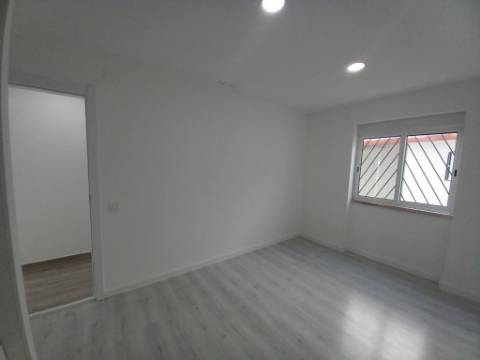 Apartamento T2 c/ Terraço Remodelado na Ericeira, Mafra