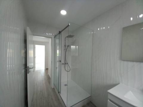 Apartamento T2 c/ Terraço Remodelado na Ericeira, Mafra