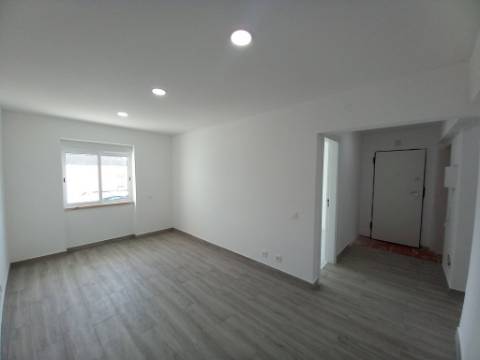 Apartamento T2 c/ Terraço Remodelado na Ericeira, Mafra