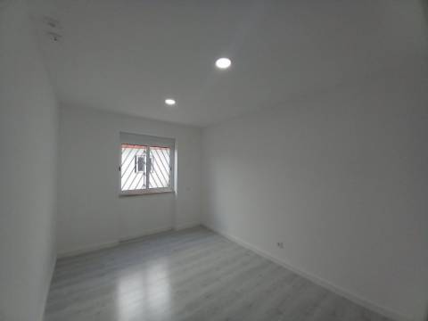 Apartamento T2 c/ Terraço Remodelado na Ericeira, Mafra