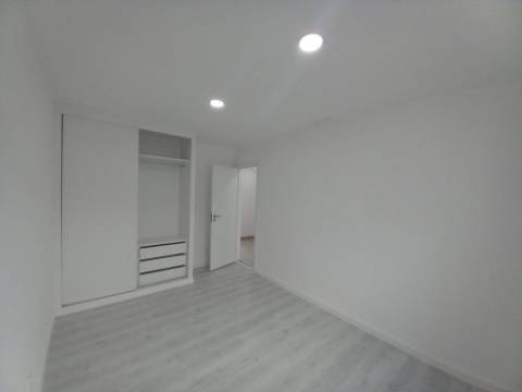 Apartamento T2 c/ Terraço Remodelado na Ericeira, Mafra