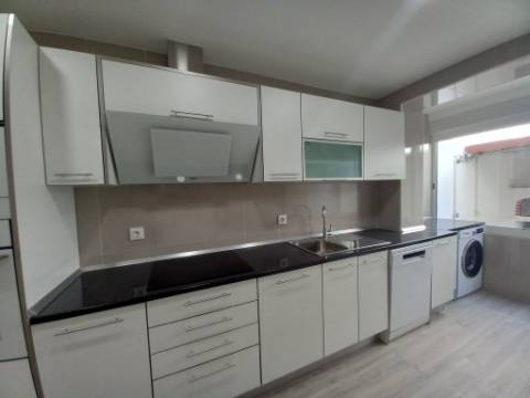 Apartamento T2 c/ Terraço Remodelado na Ericeira, Mafra