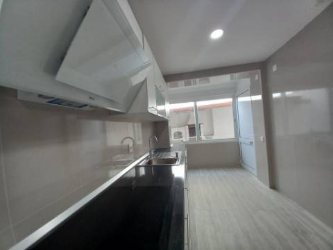 Apartamento T2 c/ Terraço Remodelado na Ericeira, Mafra