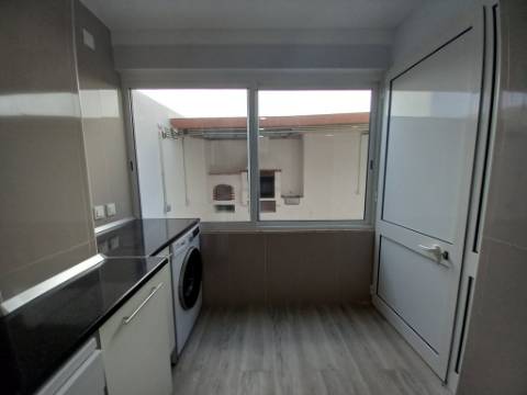 Apartamento T2 c/ Terraço Remodelado na Ericeira, Mafra