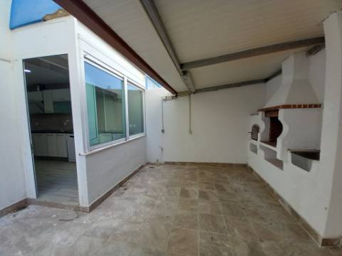 Apartamento T2 c/ Terraço Remodelado na Ericeira, Mafra