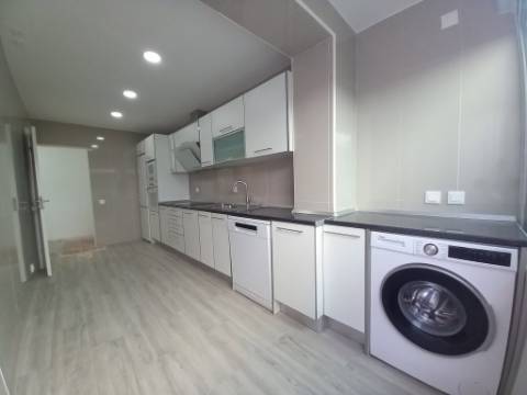 Apartamento T2 c/ Terraço Remodelado na Ericeira, Mafra