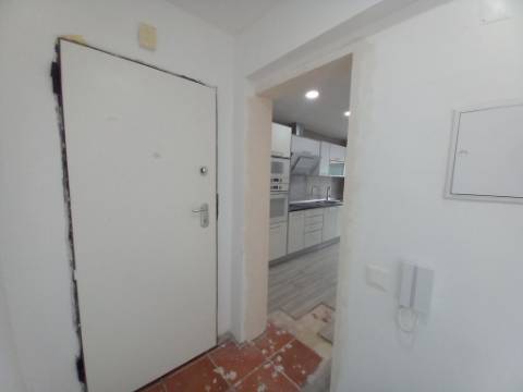 Apartamento T2 c/ Terraço Remodelado na Ericeira, Mafra