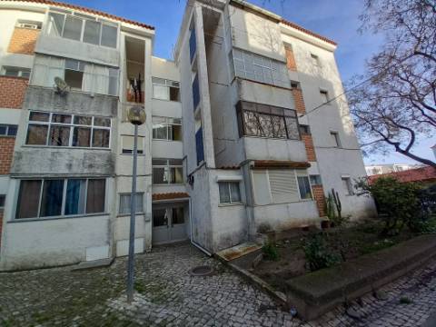 Apartamento T2 renovado no Bairro da Torre em Cascais