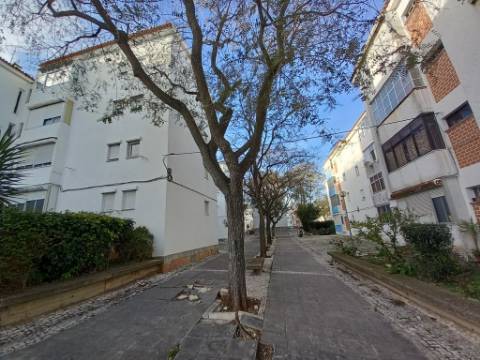 Apartamento T2 renovado no Bairro da Torre em Cascais