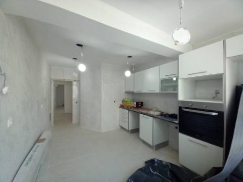 Apartamento T4 em remodelação no Forte da Casa