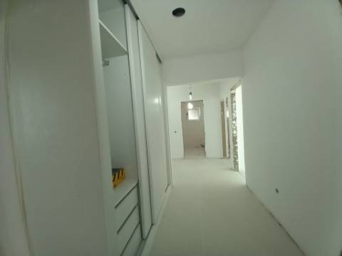 Apartamento T4 em remodelação no Forte da Casa