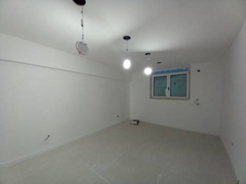Apartamento T4 em remodelação no Forte da Casa