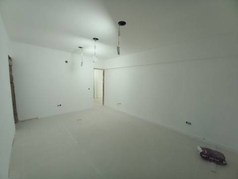 Apartamento T4 em remodelação no Forte da Casa