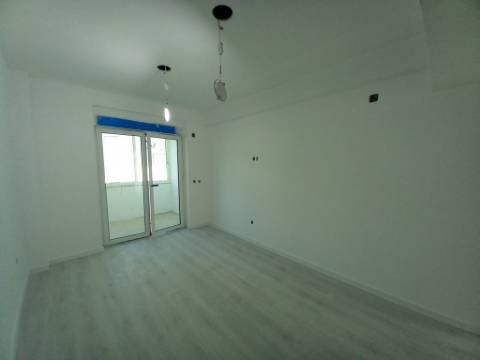 Apartamento T4 em remodelação no Forte da Casa