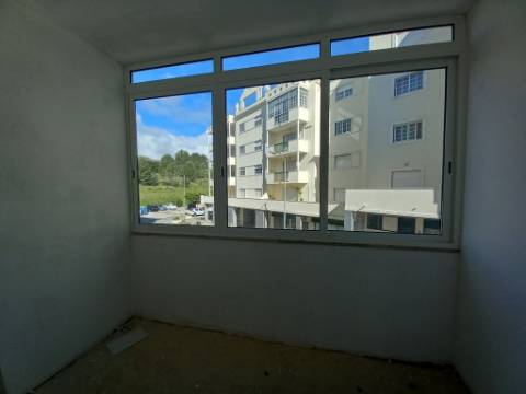 Apartamento T4 em remodelação no Forte da Casa