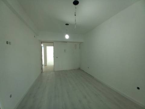 Apartamento T4 em remodelação no Forte da Casa