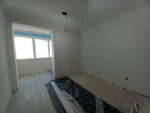 Apartamento T4 em remodelação no Forte da Casa