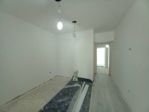 Apartamento T4 em remodelação no Forte da Casa