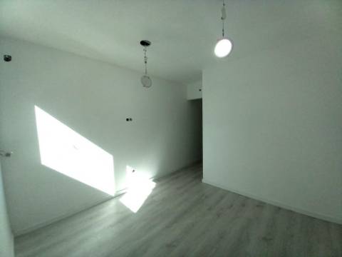Apartamento T4 em remodelação no Forte da Casa