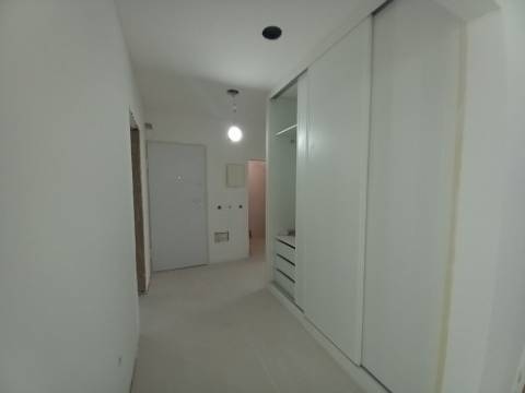 Apartamento T4 em remodelação no Forte da Casa