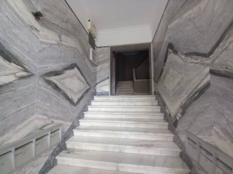 Apartamento T4 em remodelação no Forte da Casa