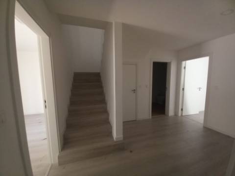 Apartamento T4 Duplex na Castanheira do Ribatejo