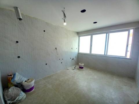 Apartamento T2 Totalmente Remodelado no Carregado