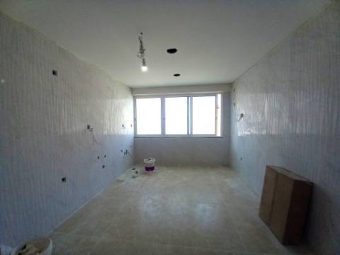 Apartamento T2 Totalmente Remodelado no Carregado