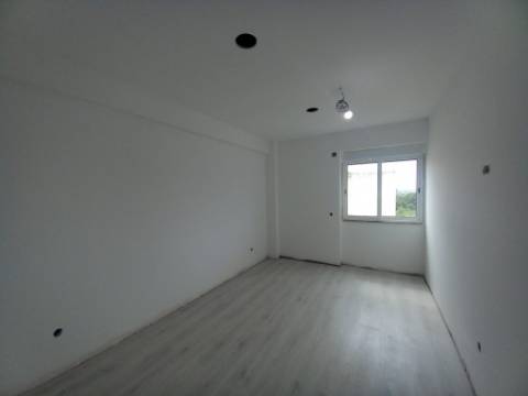 Apartamento T2 Totalmente Remodelado no Carregado