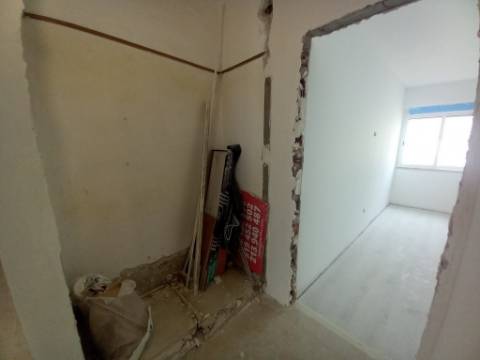 Apartamento T2 Totalmente Remodelado no Carregado
