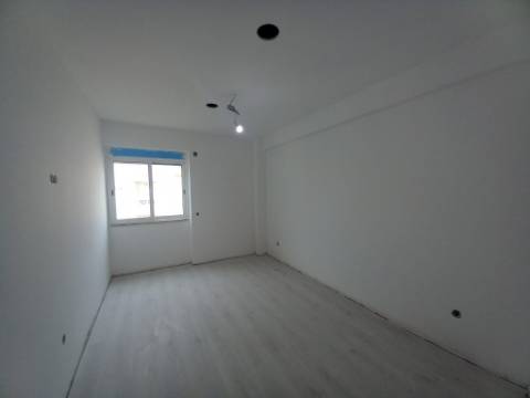 Apartamento T2 Totalmente Remodelado no Carregado
