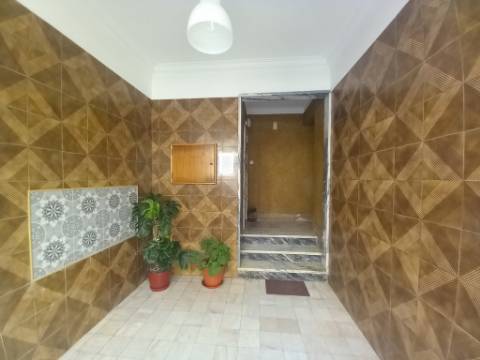 Apartamento T2 Totalmente Remodelado no Carregado