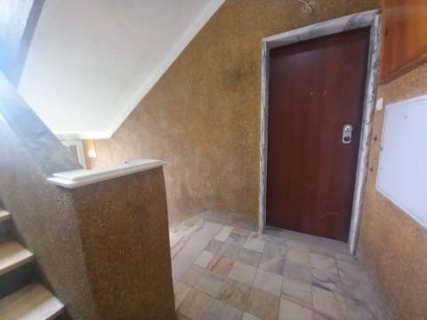 Apartamento T2 Totalmente Remodelado no Carregado