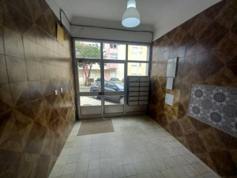 Apartamento T2 Totalmente Remodelado no Carregado