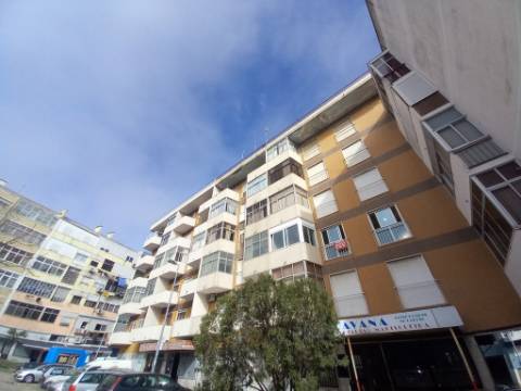 Apartamento T2 em Remodelação no Laranjeiro