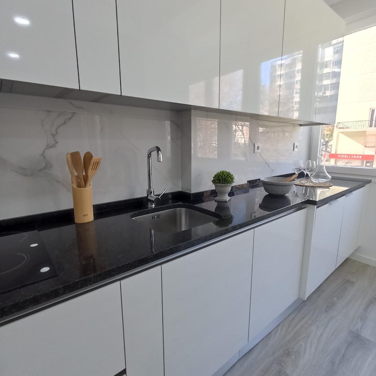 Apartamento T3 - Totalmente renovado, na Avenida do Uruguai - Benfica