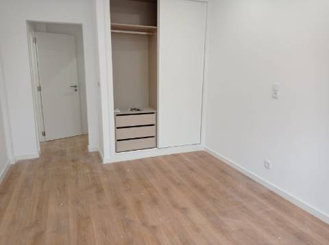 Apartamento T3 - Totalmente renovado, na Avenida do Uruguai - Benfica