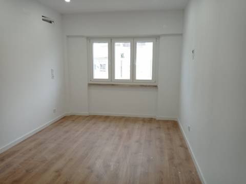 Apartamento T3 - Totalmente renovado, na Avenida do Uruguai - Benfica