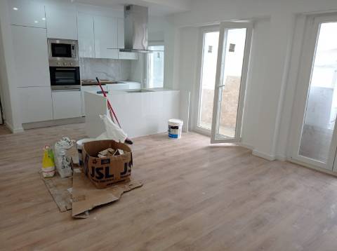 Apartamento T3 - Totalmente renovado, na Avenida do Uruguai - Benfica