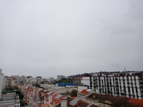 Apartamento T3 - Totalmente renovado, na Avenida do Uruguai - Benfica