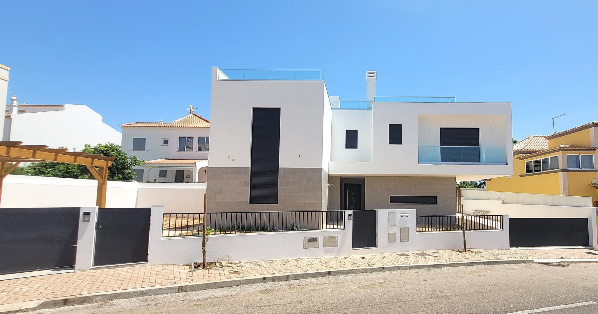 Nova Moradia de Luxo com Piscina e Terraço Panorâmico em Tavira, Algarve, Portugal.