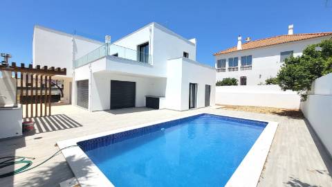 Nova Moradia de Luxo com Piscina e Terraço Panorâmico em Tavira, Algarve, Portugal.