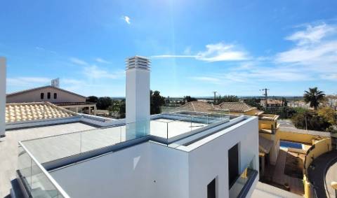 Nova Moradia de Luxo com Piscina e Terraço Panorâmico em Tavira, Algarve, Portugal.