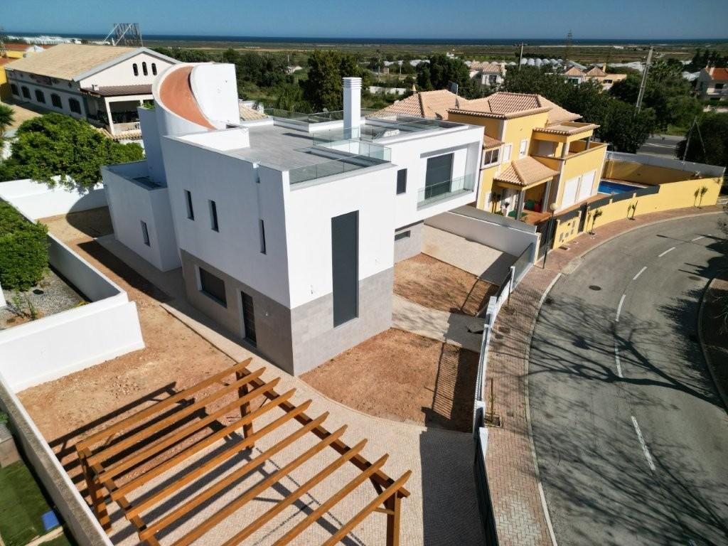 Nova Moradia de Luxo com Piscina e Terraço Panorâmico em Tavira, Algarve, Portugal.