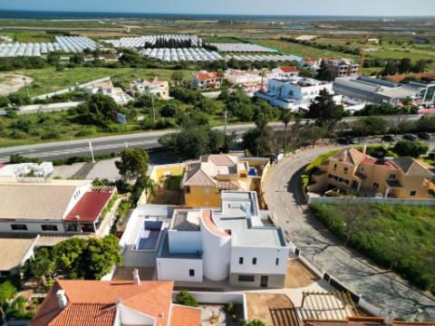 Nova Moradia de Luxo com Piscina e Terraço Panorâmico em Tavira, Algarve, Portugal.