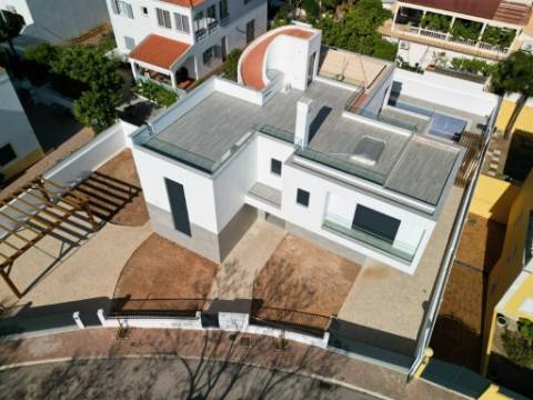 Nova Moradia de Luxo com Piscina e Terraço Panorâmico em Tavira, Algarve, Portugal.