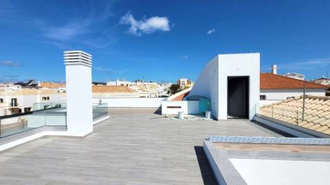 Nova Moradia de Luxo com Piscina e Terraço Panorâmico em Tavira, Algarve, Portugal.