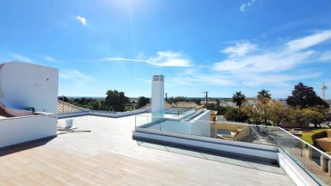 Nova Moradia de Luxo com Piscina e Terraço Panorâmico em Tavira, Algarve, Portugal.